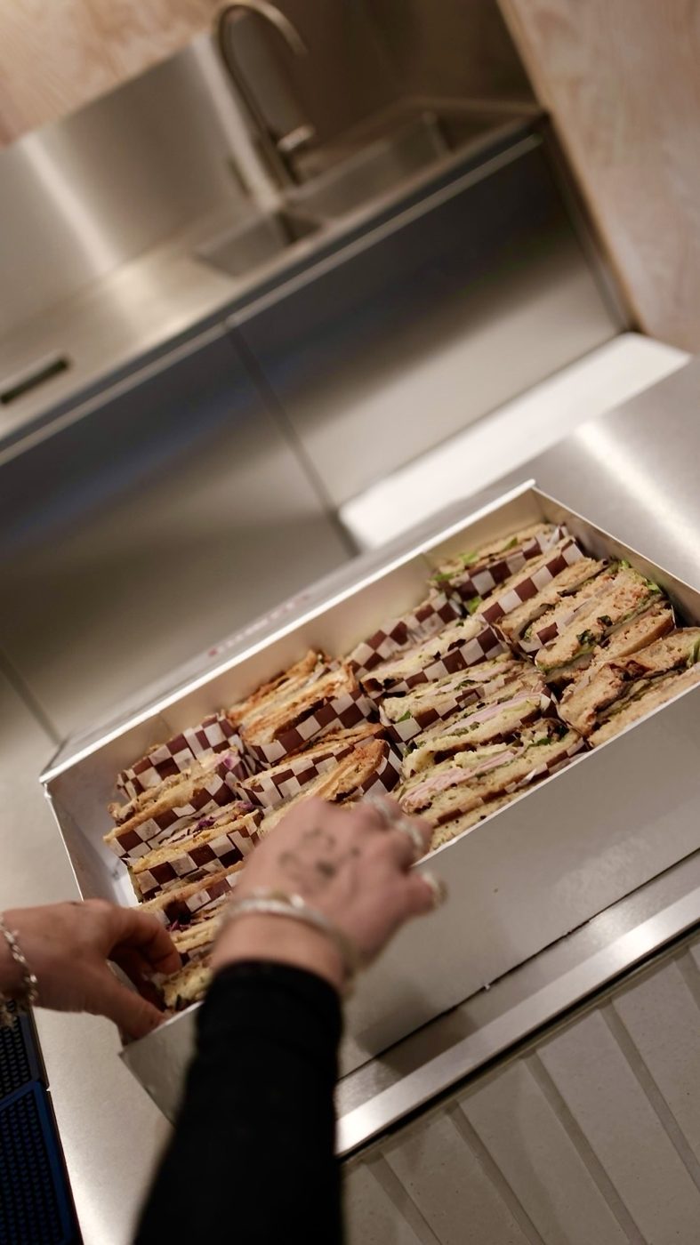 Filling a Rosèl catering box with sandwiches