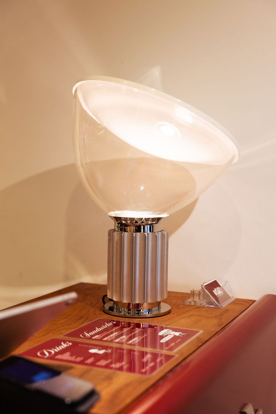 A lamp on the Rosèl counter